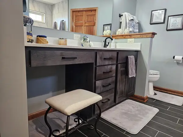Seated vanity station with knee clearance below