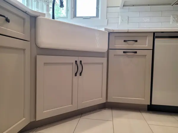 Apron-front farmhouse sink with subway tile backsplash